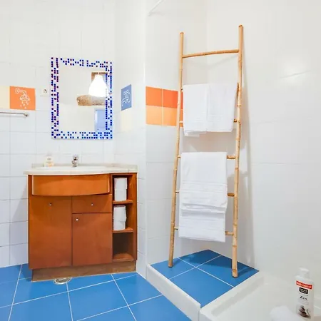 Apartamento Charming 2 Bedroom In Bairro Da Mouraria